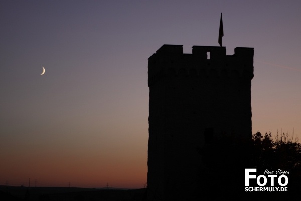 Gefangenenturm in Niederbrechen bei Nacht