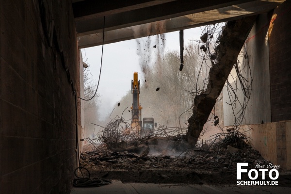 2015.04.11_Autobahnbrücke Niederbrechen wird abgerissen_001