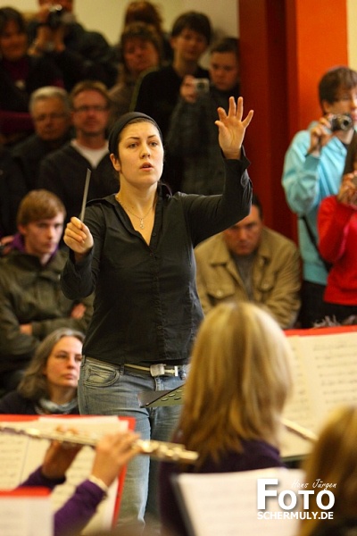 Dirigentin Laura beim Abschlusskonzert