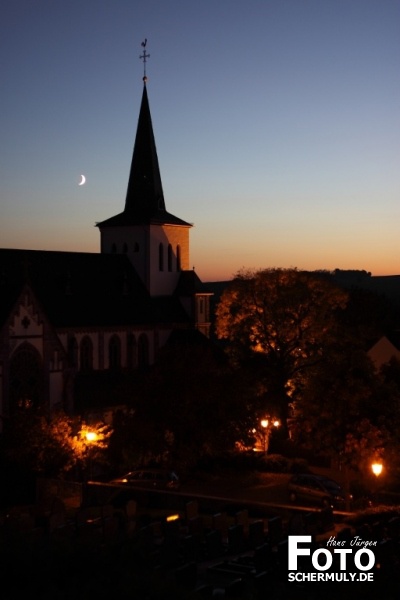 Der Mond leuchtet über der Kirche 